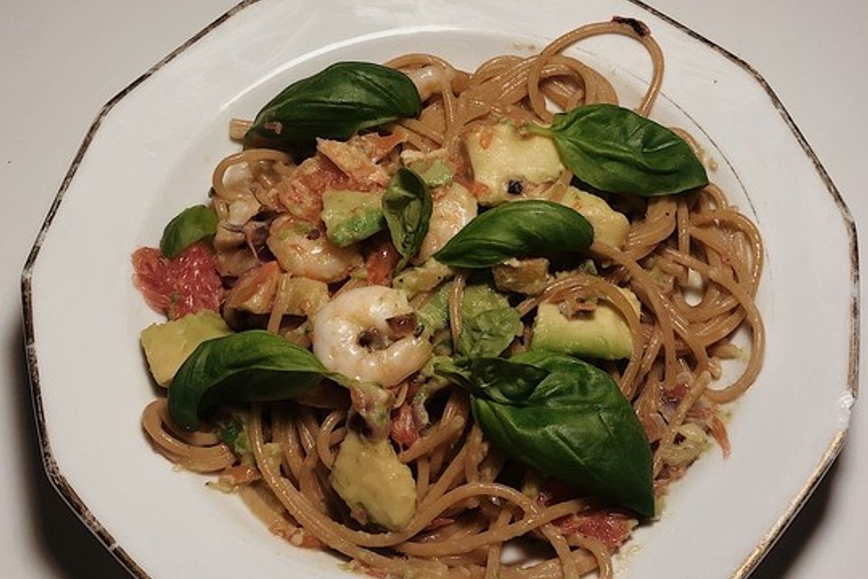 Scampi-Pasta mit Avocado und Grapefruit