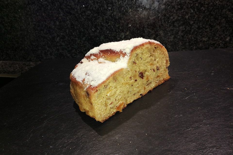 Orangen-Stollen mit gesalzenen Macadamia-Nüssen