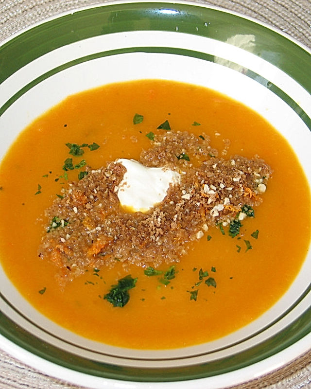 Kürbis-Orangen-Suppe mit Spekulatiusbröseln