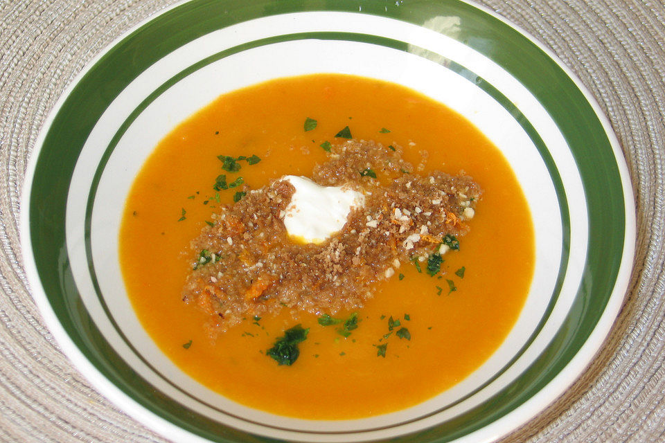 Kürbis-Orangen-Suppe mit Spekulatiusbröseln