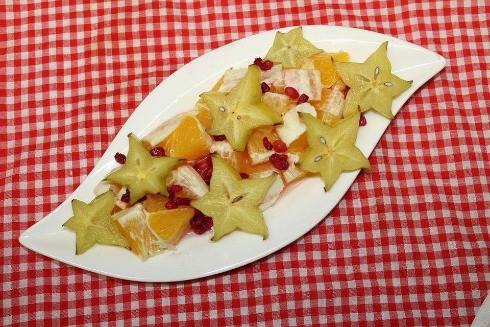 Sternfrucht-Orangen-Granatapfel-Salat mit Orangensauce