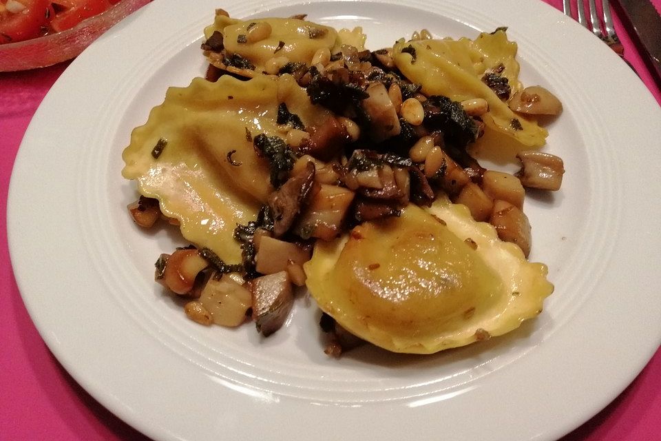 Vegetarische Ravioli in Salbeibutter