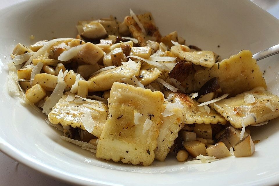 Vegetarische Ravioli in Salbeibutter