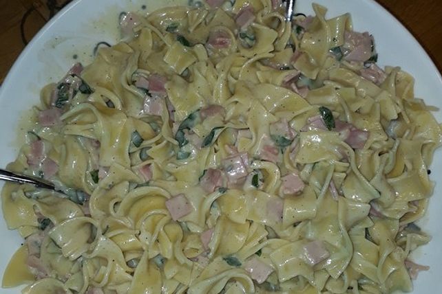 Bandnudeln mit Gorgonzola-Salbei-Sauce und gekochtem Schinken von ...