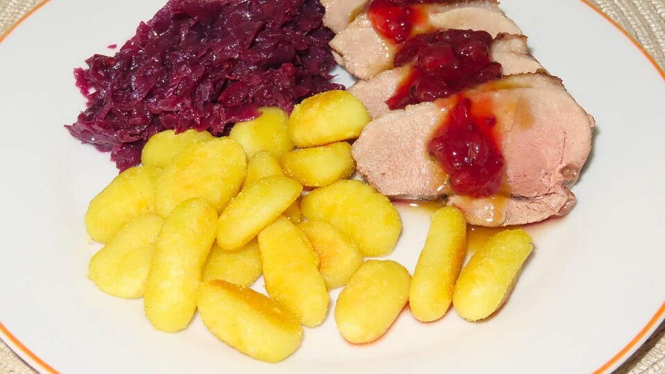 Entenbrust auf Apfelrotkohl mit Gnocchi von DieLeKü-Küche25