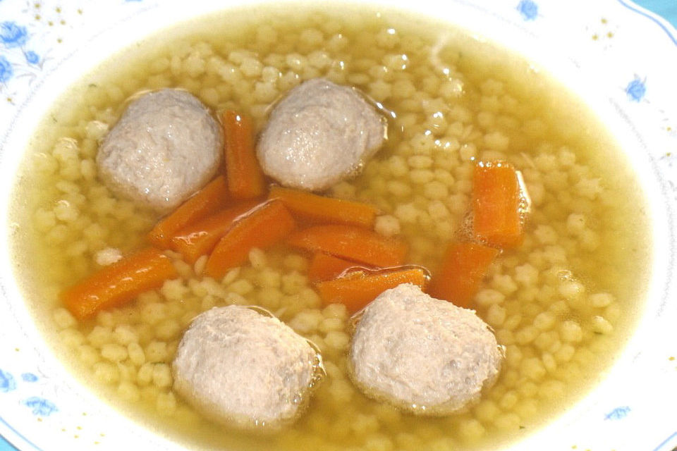 Rindersuppe mit Bratwurstklößchen