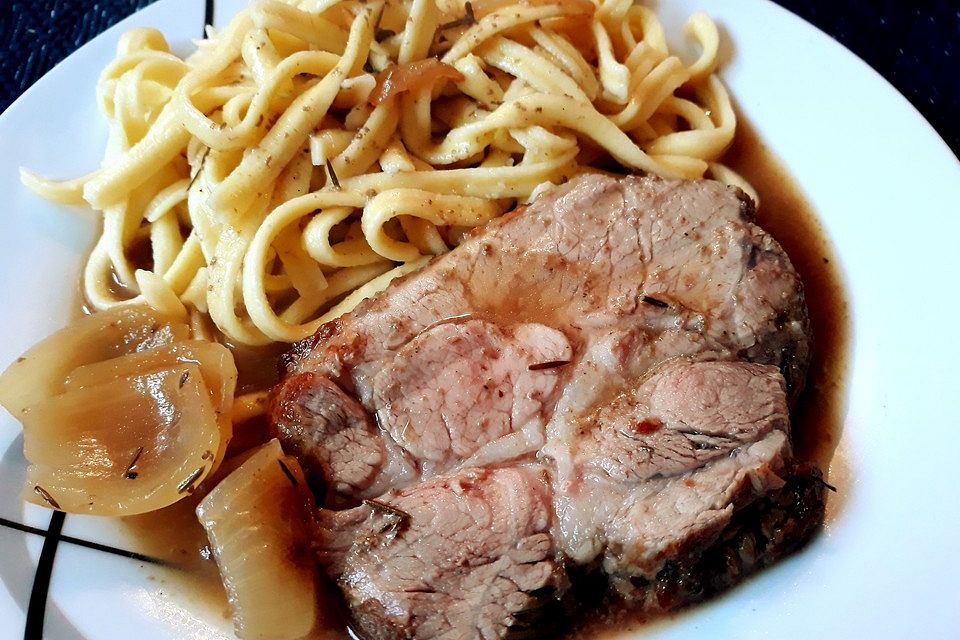 Schweinebraten in Wacholder-Bier-Sauce