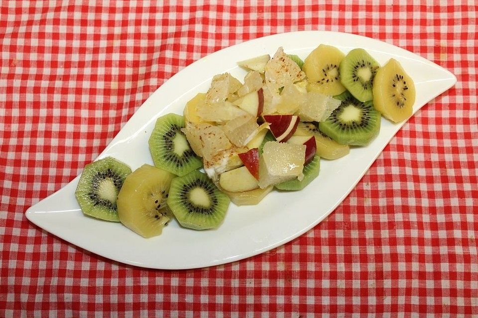 Kiwi-Carpaccio mit Honig-Pomelo-Orange-Topping