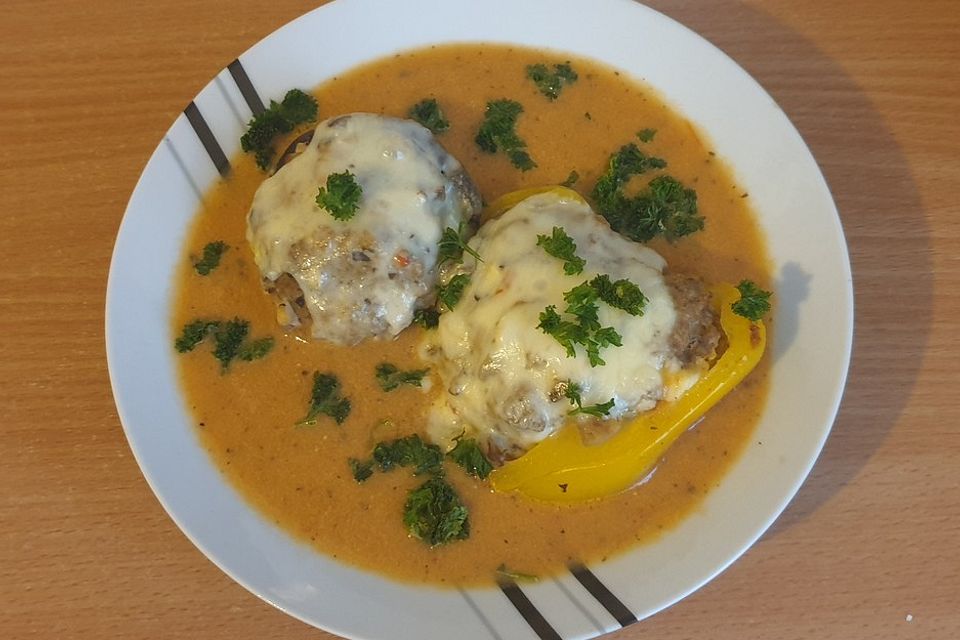 Gefüllte überbackene Paprika und Champignons mit Feta auf Tomatenbett