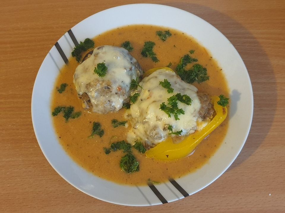 Gefüllte überbackene Paprika und Champignons mit Feta auf Tomatenbett ...