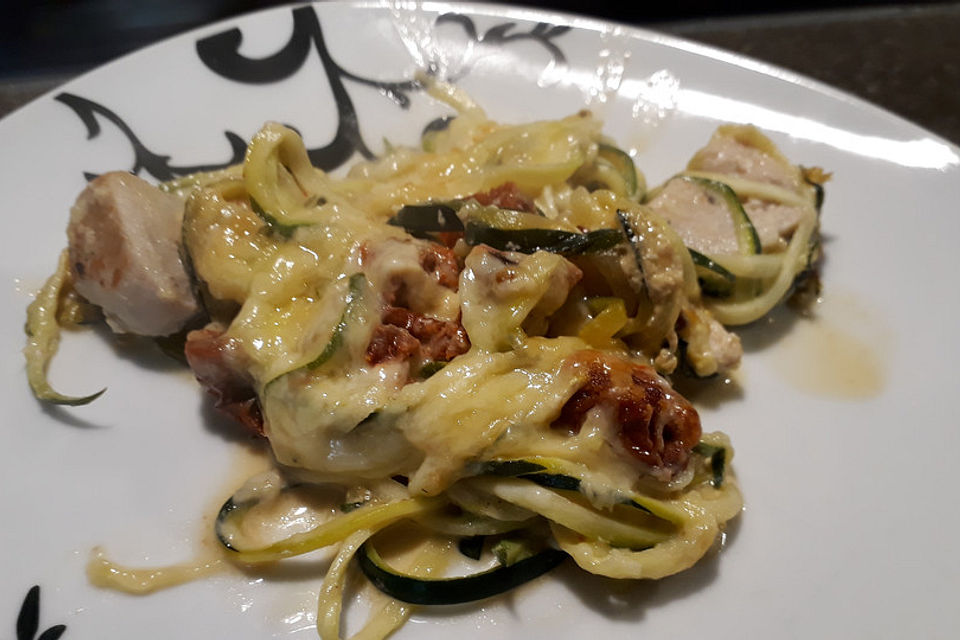 Low carb Zoodles-Auflauf mit Hähnchen