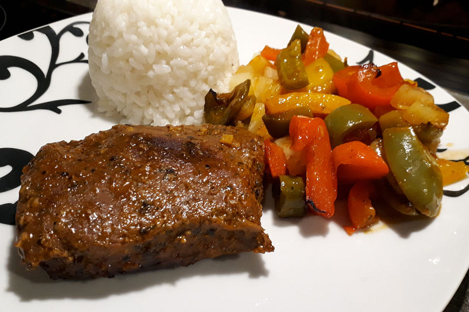 Asiatisches BBQ-Steak mit Paprika und Ananas