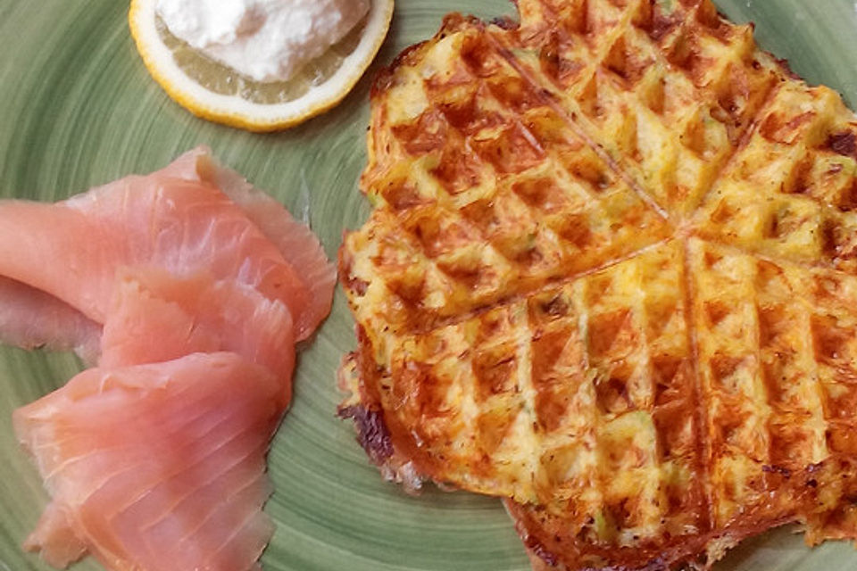 Kartoffelwaffeln mit geräuchertem Lachs und Sahnemeerrettich