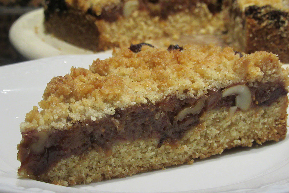 Dattel-Nuss-Kuchen mit Dinkelgrieß und Trockenfrüchten