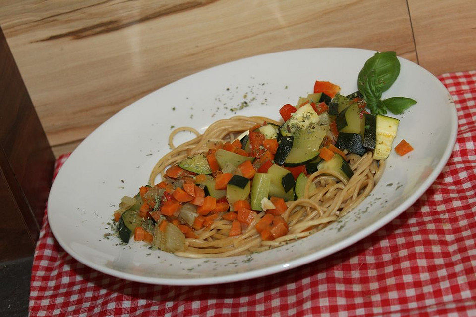 Spaghetti mit Knoblauch und gebratenem Gemüse