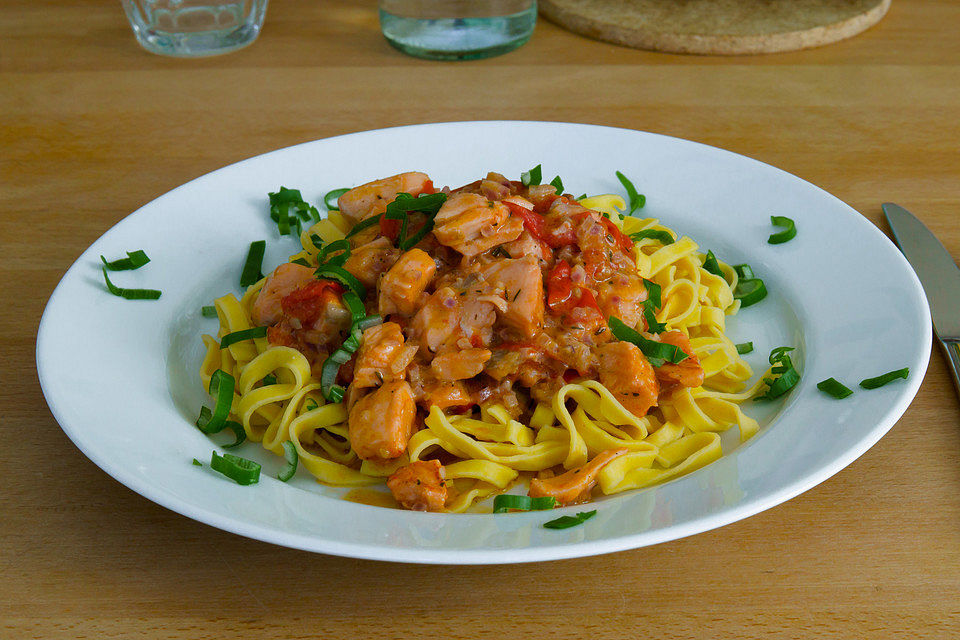 Pasta mit Lachs-Tomaten-Sauce