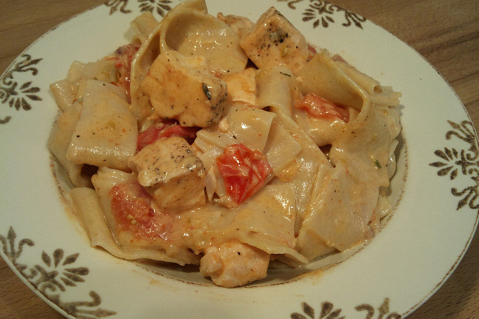 Pasta mit Lachs-Tomaten-Sauce