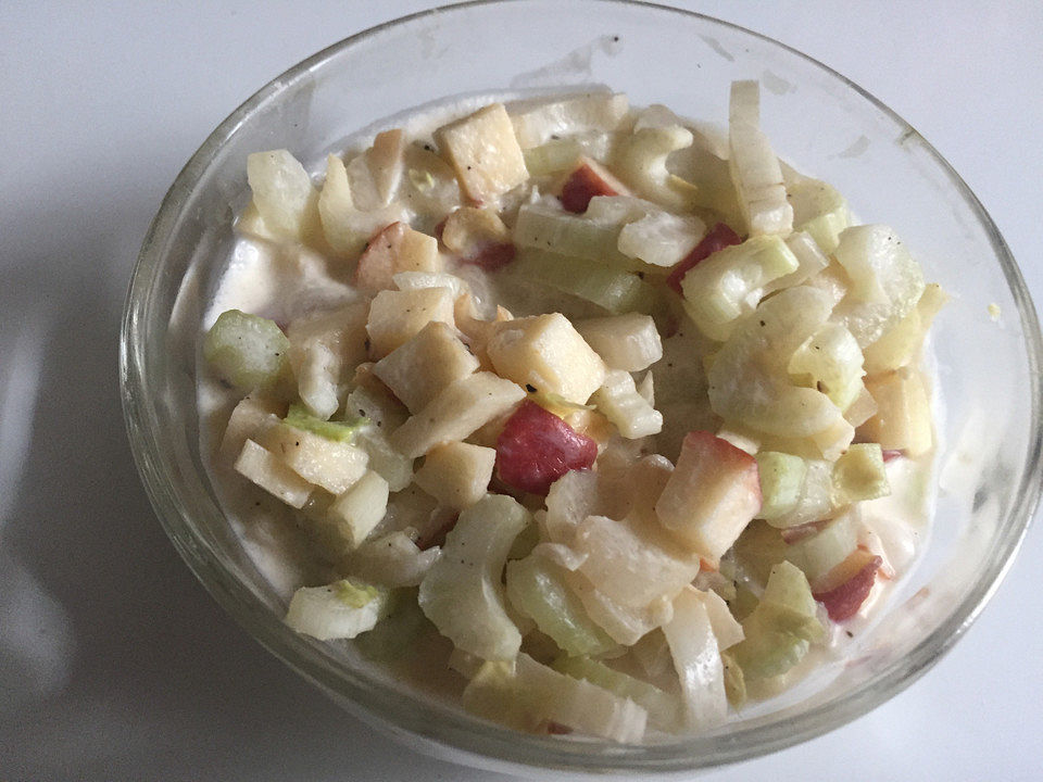 Stangensellerie-Salat mit Apfel von Kräuterjule| Chefkoch