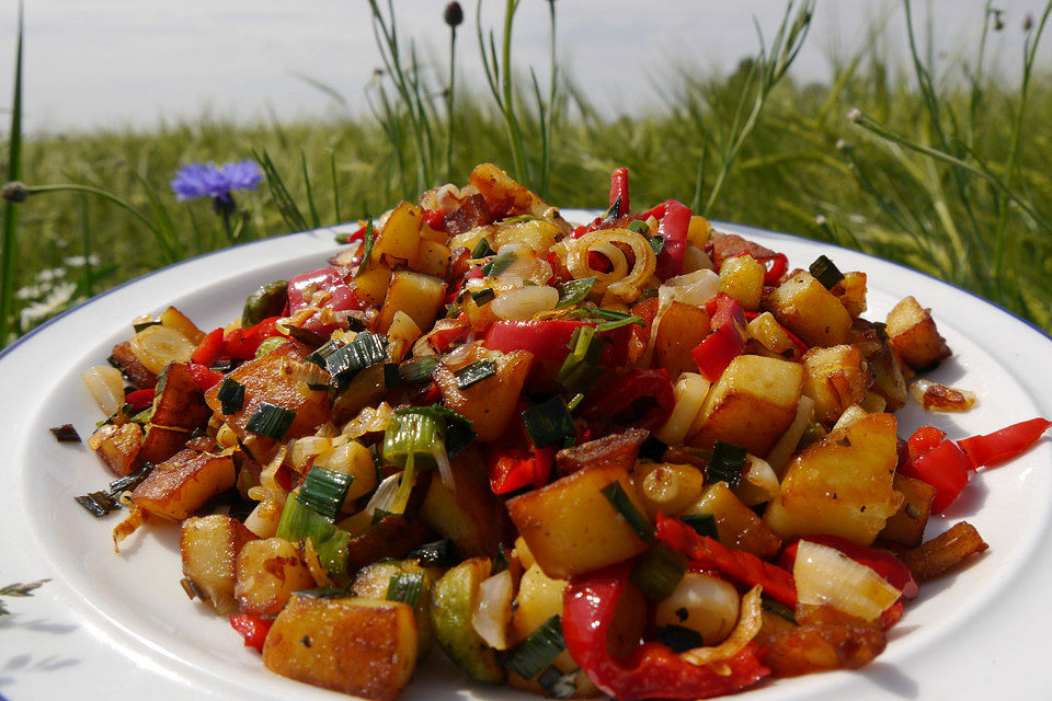 Knusprige vegane Bratkartoffelwürfel mit Paprika und Rosenkohl