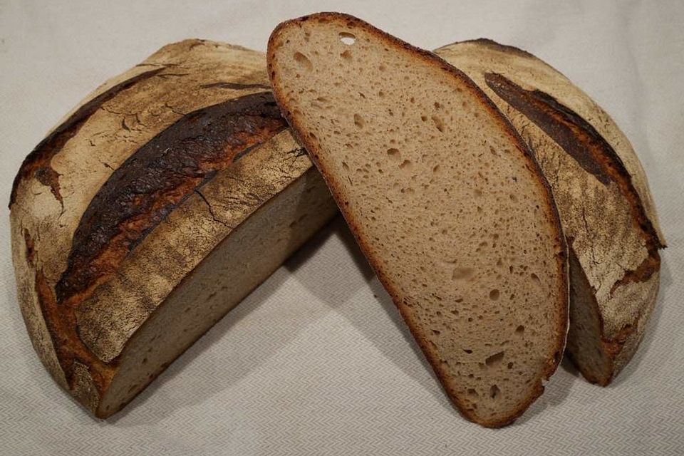 Kräftiges Weizenmischbrot mit Sauerteig und Pâte fermentée