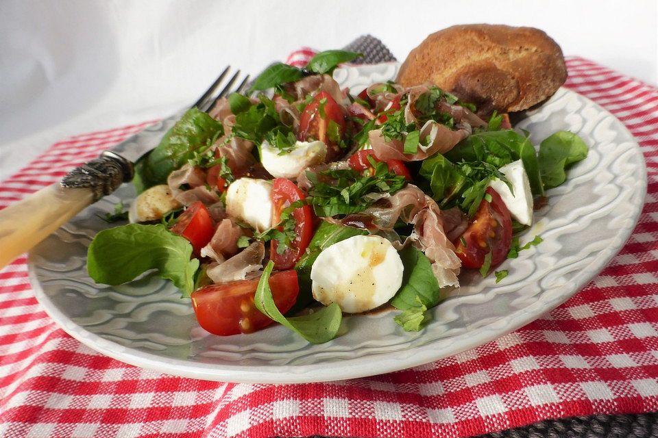 Italienischer Tomaten - Mozzarella - Salat mit Rucola