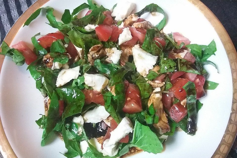 Italienischer Tomaten - Mozzarella - Salat mit Rucola