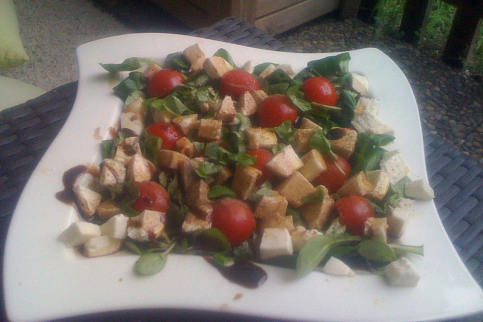 Italienischer Tomaten - Mozzarella - Salat mit Rucola