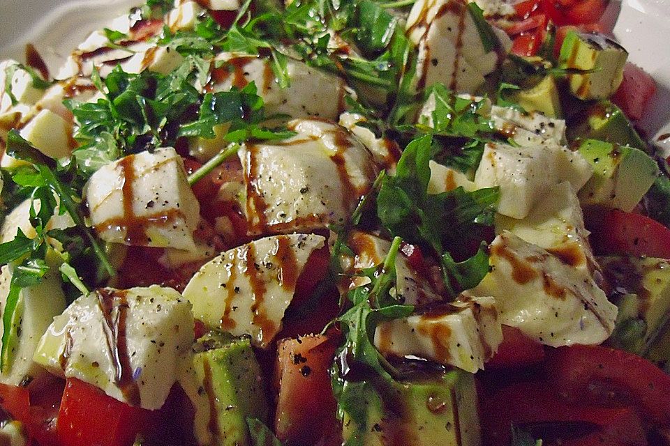 Italienischer Tomaten - Mozzarella - Salat mit Rucola