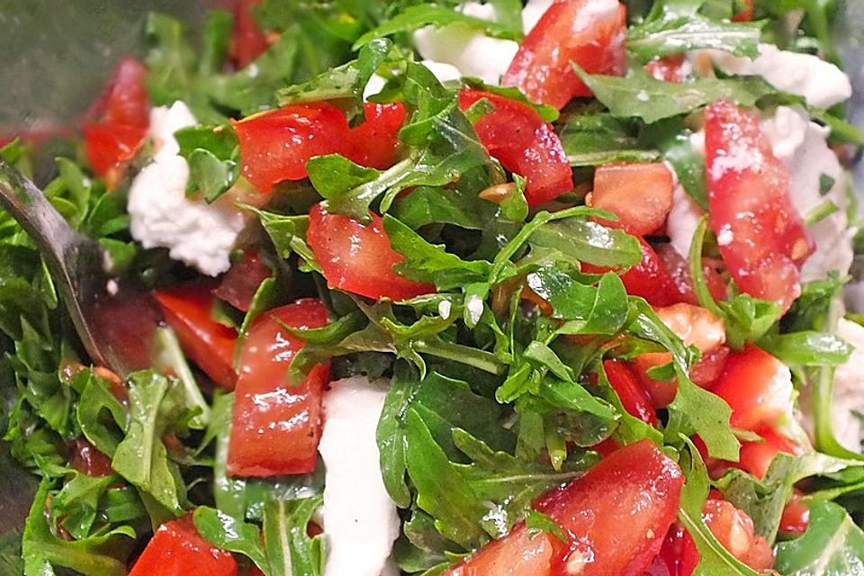 Italienischer Tomaten - Mozzarella - Salat mit Rucola