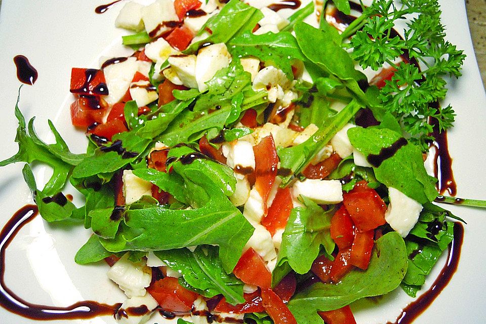 Italienischer Tomaten - Mozzarella - Salat mit Rucola