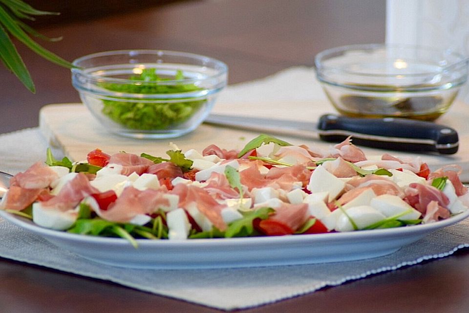 Italienischer Tomaten - Mozzarella - Salat mit Rucola