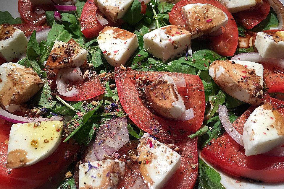 Italienischer Tomaten - Mozzarella - Salat mit Rucola