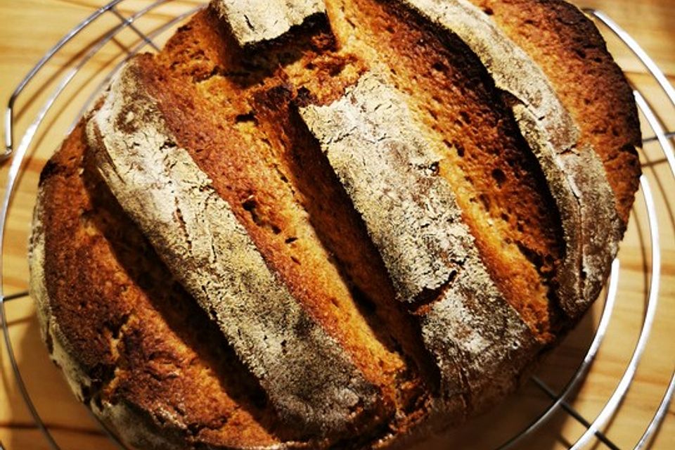 Roggen-Dinkel-Mischbrot im Römertopf