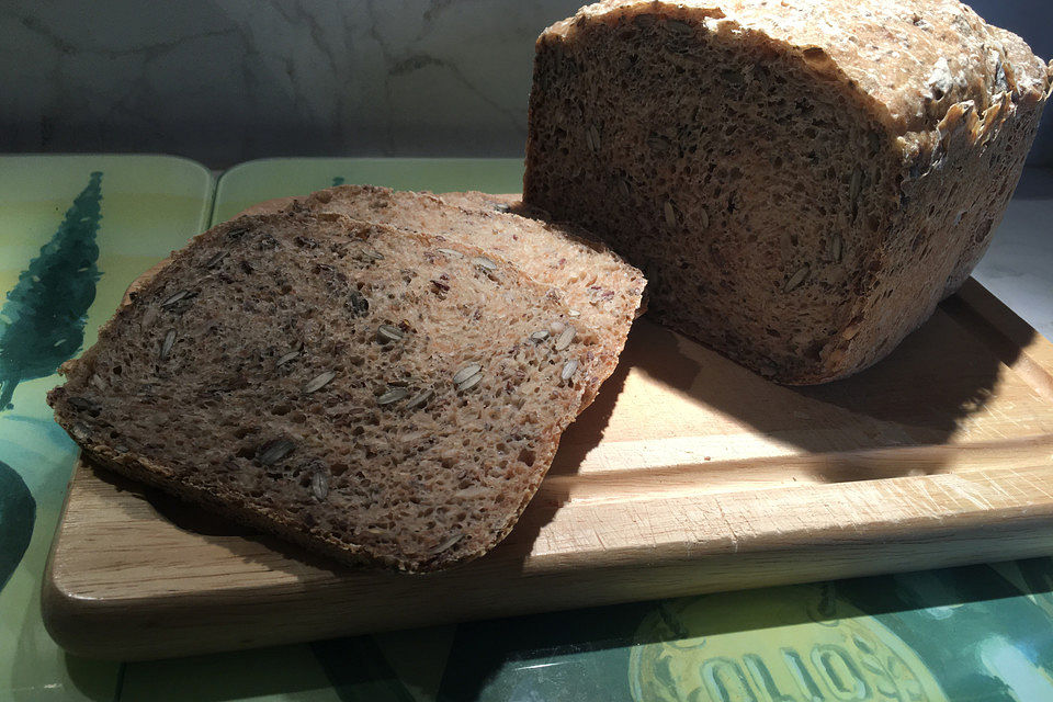 Mein Lieblings-Dinkelvollkornbrot mit Kernen für den Brotbackautomaten