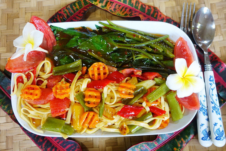 Gebratene, bunte Nudeln mit Kangkung