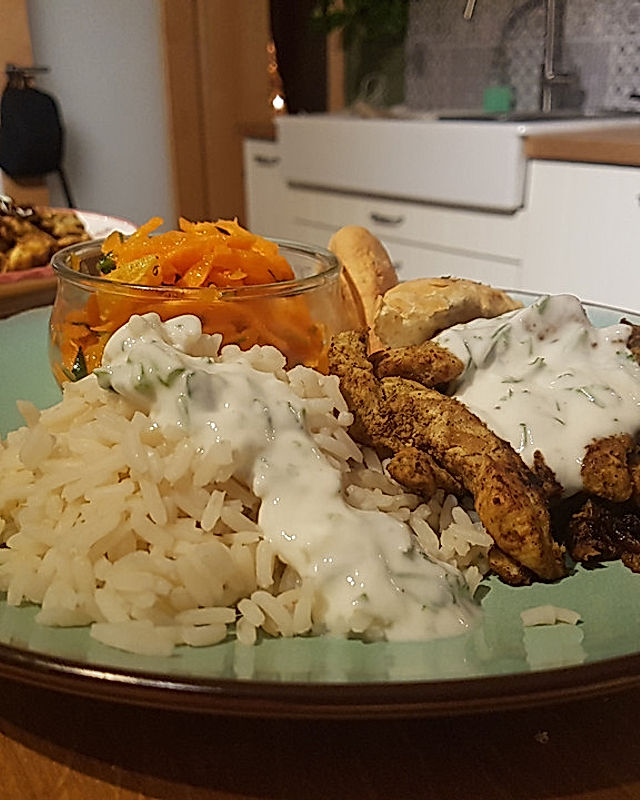 Hähnchenschawarma mit Joghurtdip, Karotten-Orangen-Salat und Reis