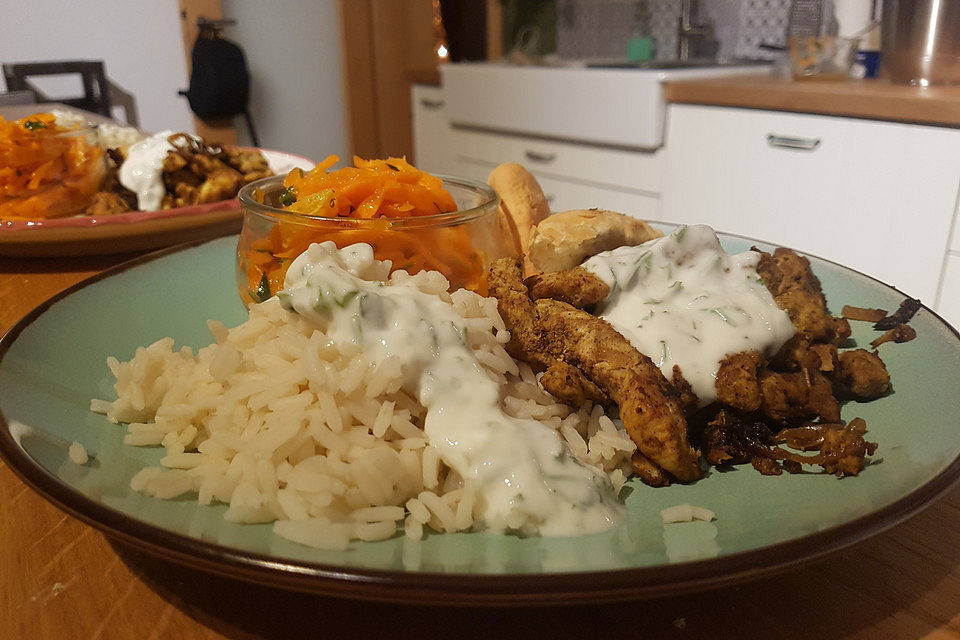 Hähnchenschawarma mit Joghurtdip, Karotten-Orangen-Salat und Reis