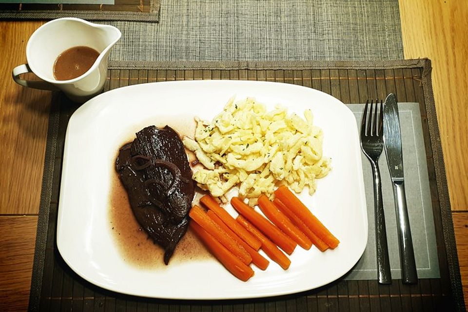 Braten in Rotweinsoße, schwäbischen Eierspätzle mit Frischkäse und Ahornsirup-Karotten