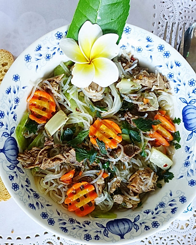 Balinesische Rindfleischsuppe mit Glasnudeln und Gemüse