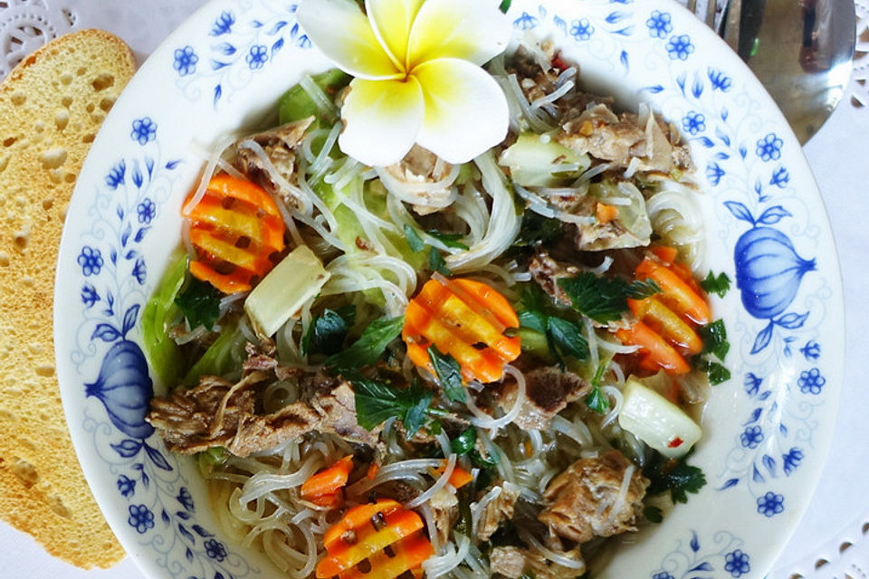 Balinesische Rindfleischsuppe mit Glasnudeln und Gemüse