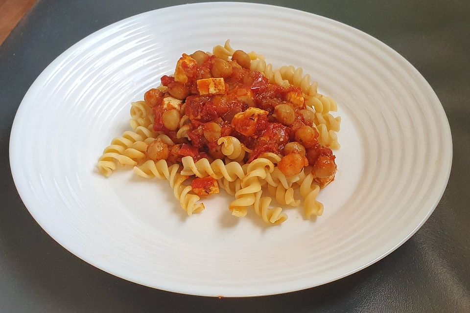 Dinkel-Vollkorn-Fusilli mit Halloumi-Kichererbsen-Kirschtomaten-Sauce