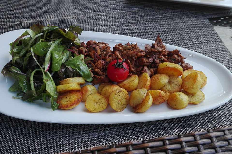 Geschwenkte Kartoffeln an gebutterten Pfifferlingen mit Feldsalat