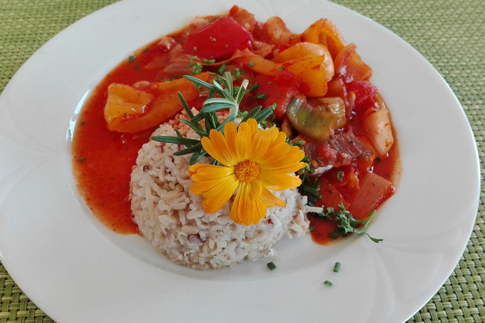 Reis mit Walnüssen mit Tomaten-Gemüsepfanne