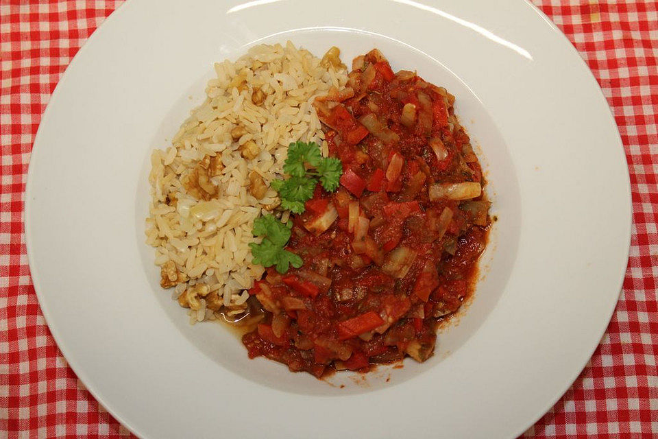 Reis mit Walnüssen mit Tomaten-Gemüsepfanne