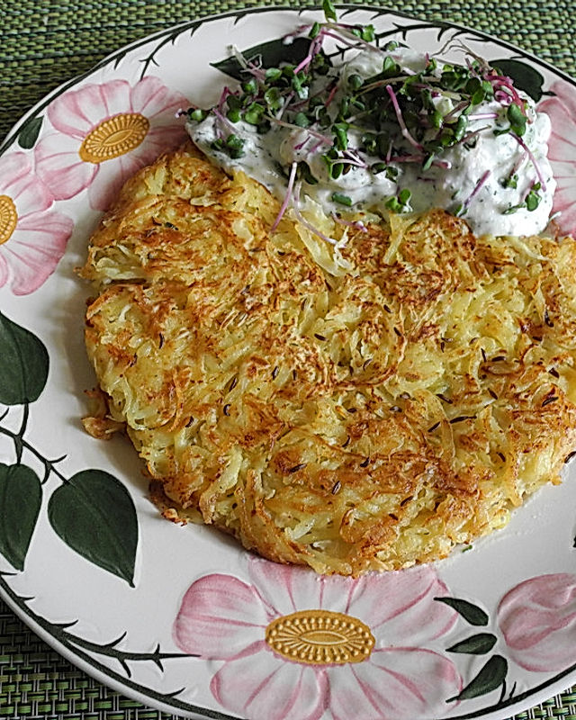 Kartoffel-Sauerkraut-Puffer mit Joghurt-Gurkensalat