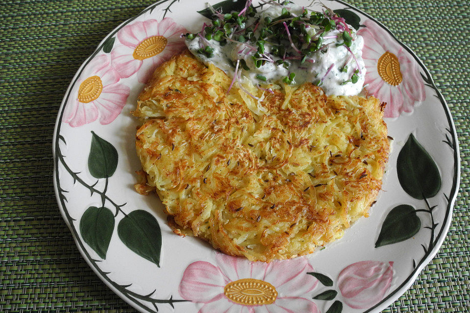 Kartoffel-Sauerkraut-Puffer mit Joghurt-Gurkensalat