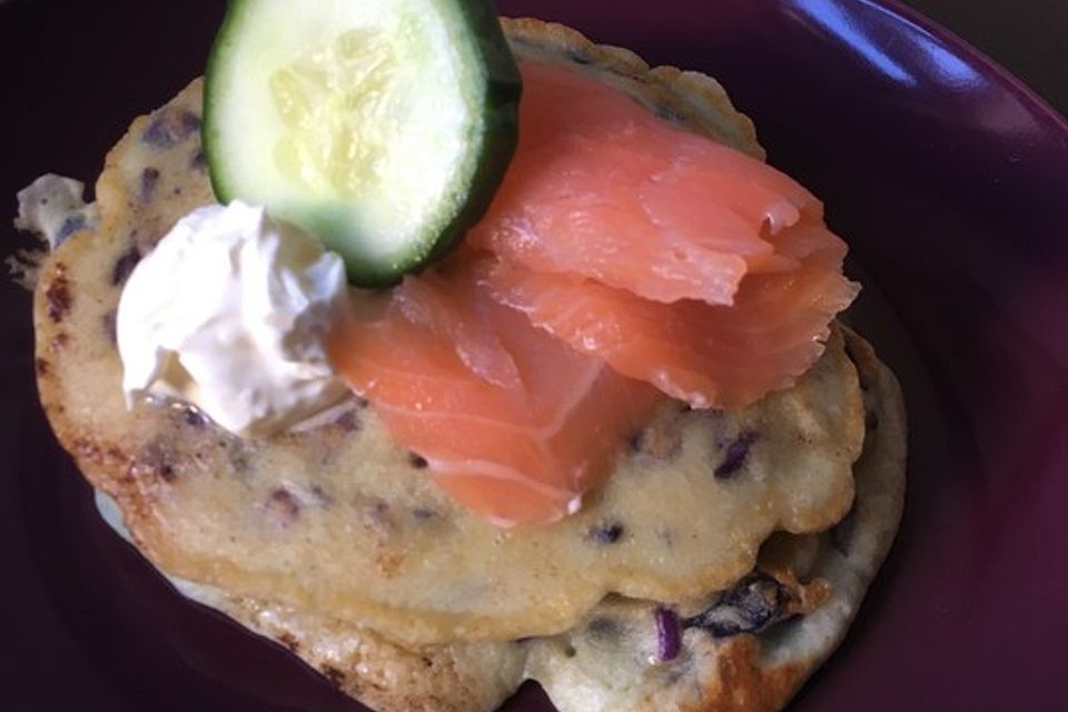 Rotkohl-Pancakes mit Lachs