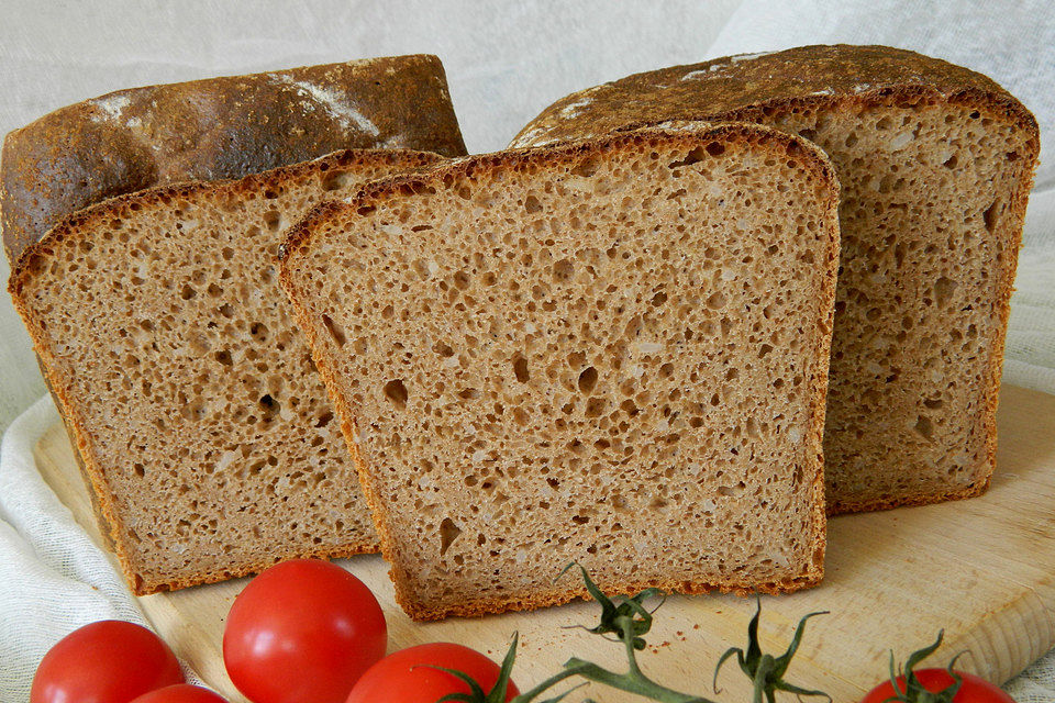 Dinkel-Weizen-Vollkornbrot mit Roggensauerteig und Reis, aus dem Bräter