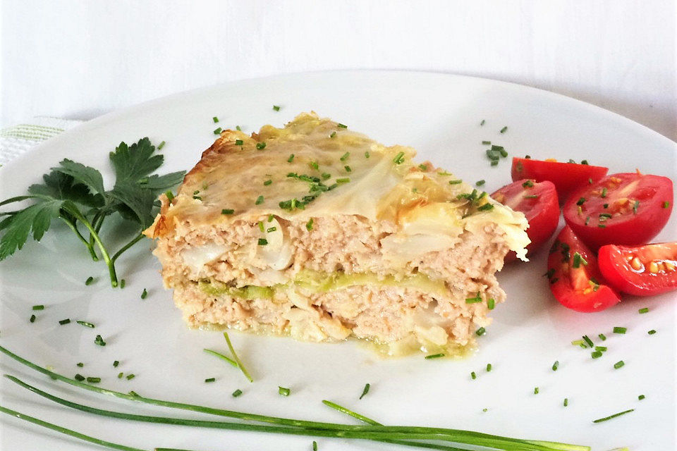 Weißkraut-Mett-Torte mit Meerrettichsauce