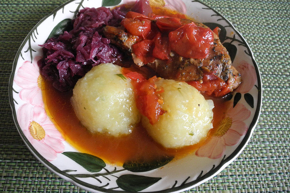 Pfeffer-Hasenschenkel an Rotkohl mit Klößen